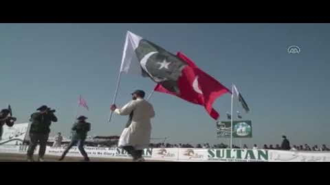 Pakistan'daki yarışlarda atlar Türkiye ve Azerbaycan bayraklarının rengine boyandı