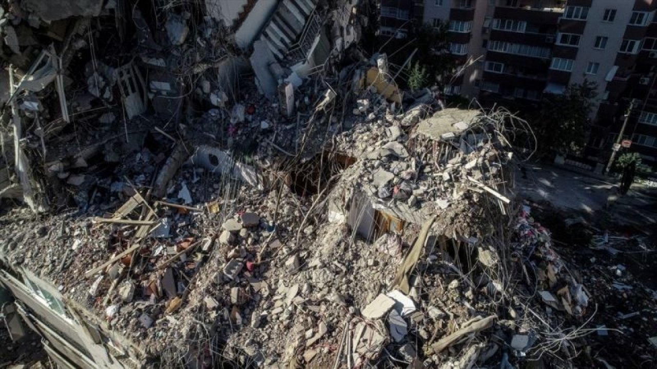İzmir'deki depremde iki katı çöken Yılmaz Erbek Apartmanı yıkılıyor