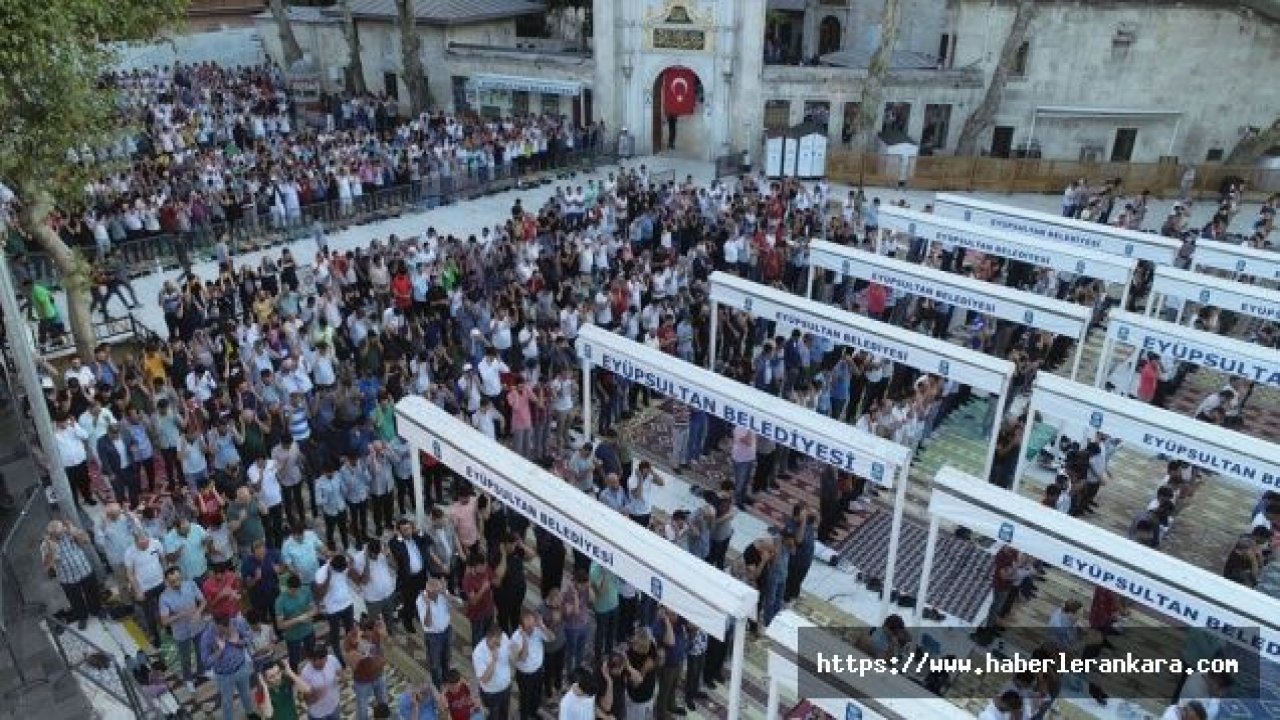 Binlerce vatandaş bayram namazı için Eyüp Sultan Camii’ne akın etti