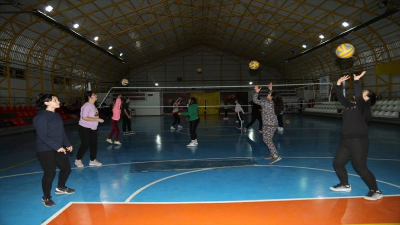 Voleybol antrenörü Ebru Türkileri, kendisini keşfeden öğretmeni gibi sporcuları keşfetmeye çalışıyor