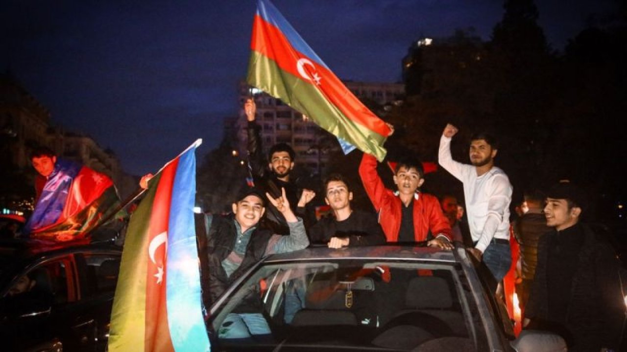 Azerbaycanlılar Dağlık Karabağ'da varılan anlaşmayı coşkuyla kutluyor