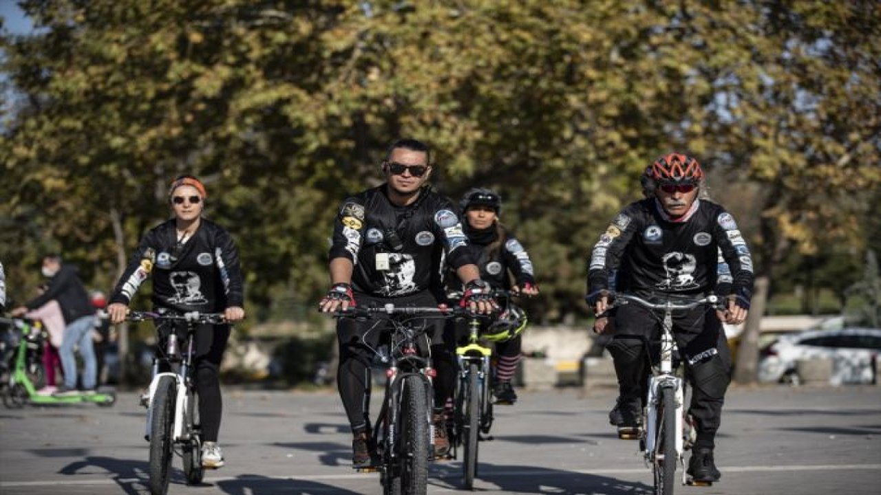 Anıtkabir'i ziyaret etmek için 500 kilometre pedal çevirdiler