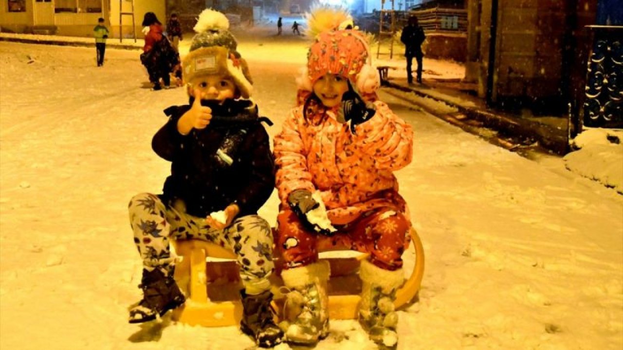 Sarıkamışlı çocukların "kar" mutluluğu