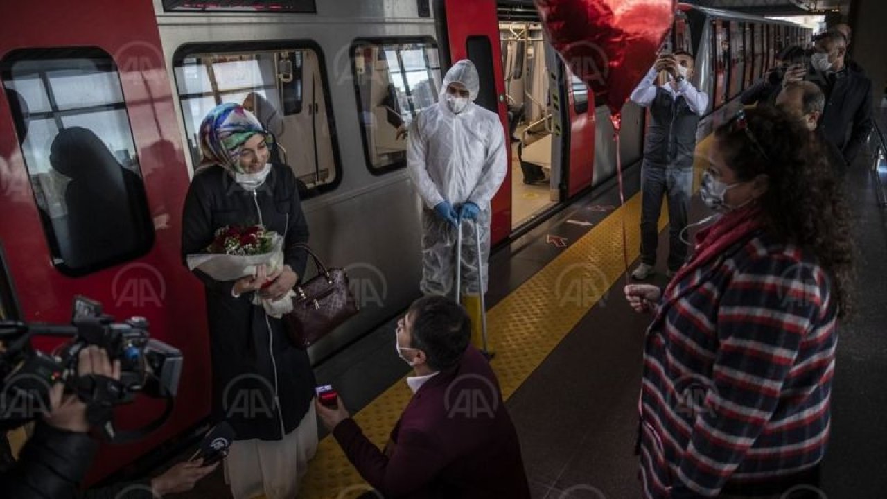Ankara'da Engelli genç metro istasyonunda engelli sevgilisine sürpriz evlilik teklifi