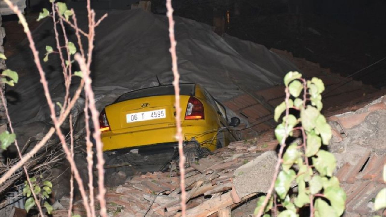 Ankara'da İlginç Kaza! Taksi evin çatısına devrildi: 1 yaralı