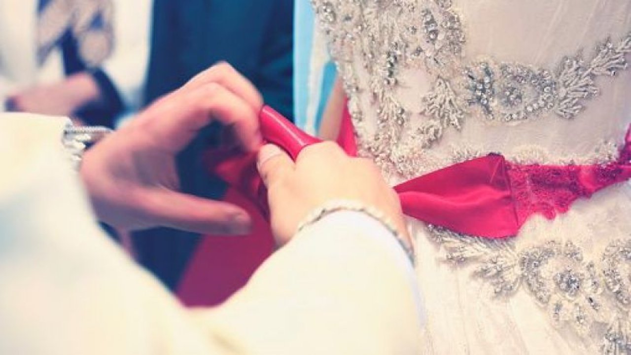 Gelin Kuşağı Nasıl Bağlanır? Kim Bağlar? Kuşak Bağlanırken Hangi Dualar Edilir?