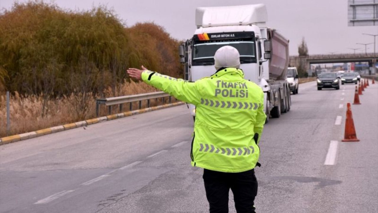 "Kilit kavşak" Kırıkkale-Ankara kara yolunda kış lastiği denetimi yapıldı