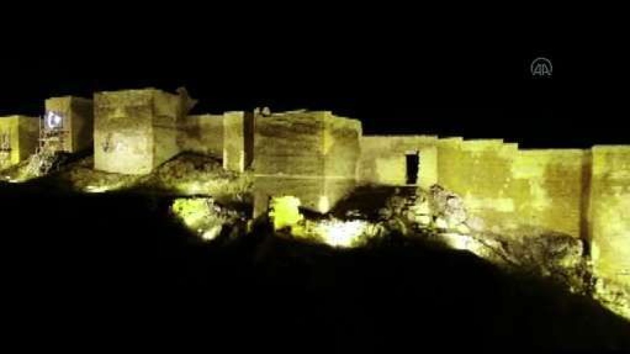 Bayburt Kalesi ışıklandırıldı! İşte Türkiye'nin en büyük üçüncü kalesinin Muhteşem görüntüsü