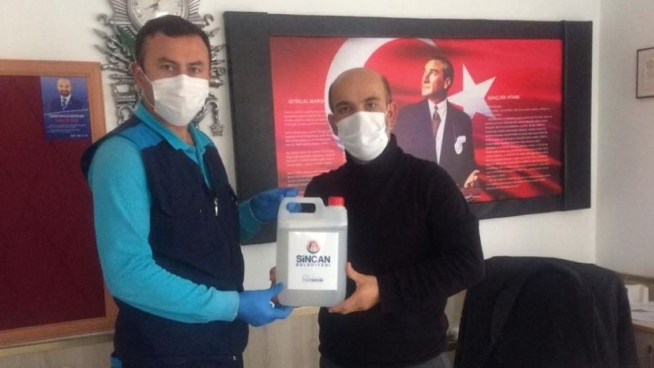 Ankara Sincan Belediyesi muhtarlara dezenfektan dağıttı
