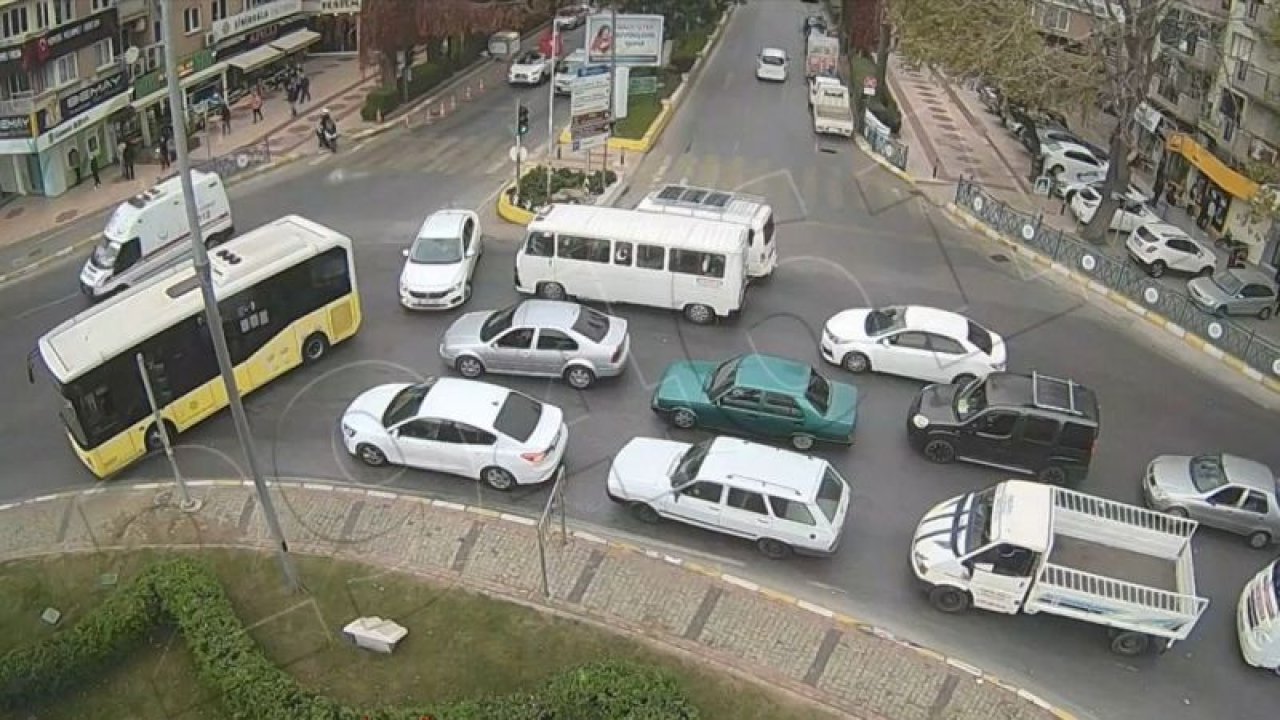 Halk otobüsü şoförü ambulans için yolu kapattı