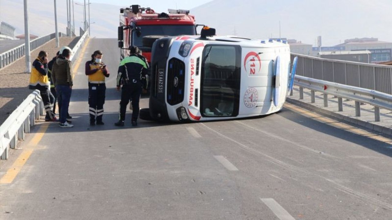 Niğde'de otomobille çarpışan ambulanstaki 3 sağlık personeli hafif yaralandı