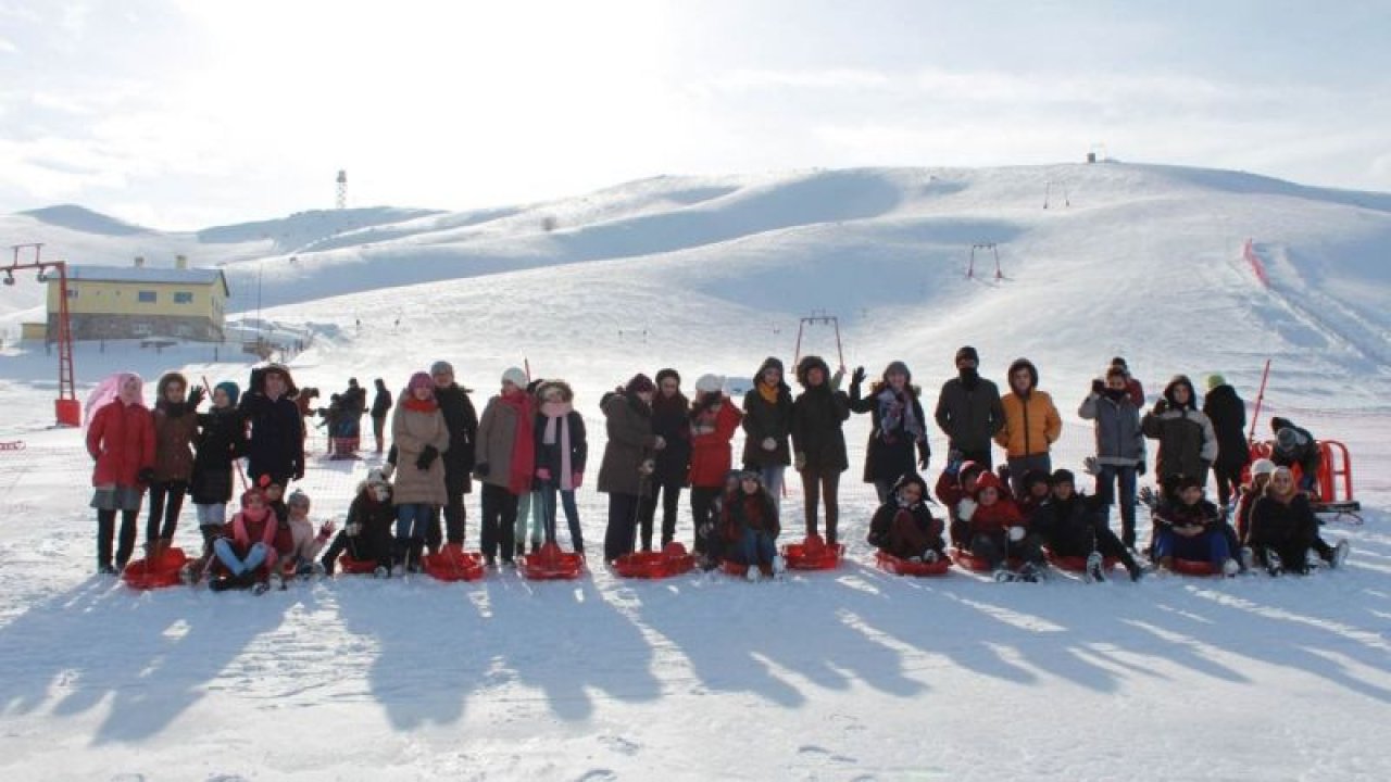 Altındağ’lı gençler, Elmadağ Kayak Merkezi’nde gönüllerince eğlendi