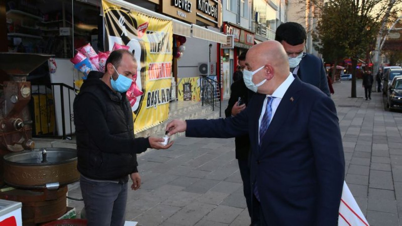 Ankara Keçiören Belediyesi'nden ev ev maske, kolonya ve dezenfektan dağıtımı