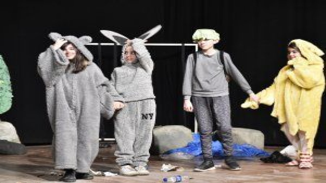 Mamak Belediyesi Çocuk Tiyatrosu çocuklar için “Karga Pırpır Etti” adlı oyunla “perde” dedi