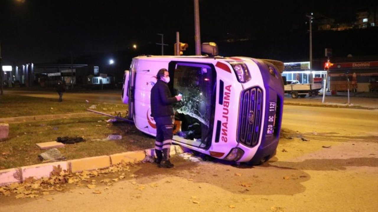 Denizli'de korkunç kaza! Ambulans ile minibüs çarpıştı: 14 yaralı