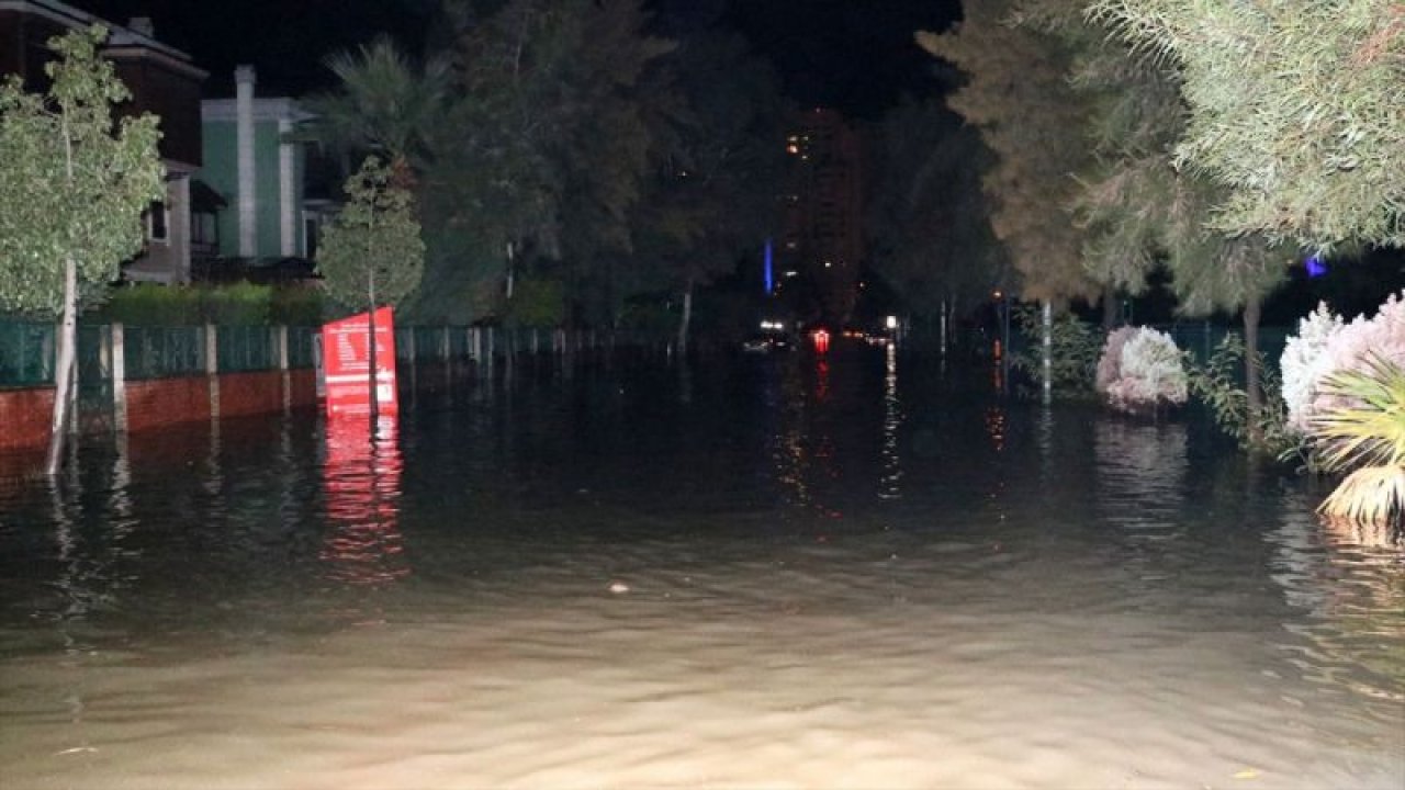 İzmir'de yağışın ardından denizin taşması sonucu araçlar su altında kaldı