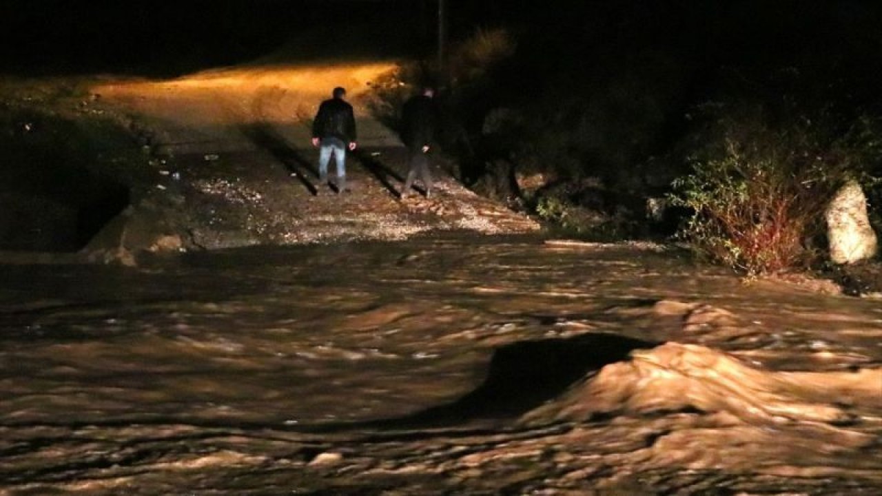 İzmir'de sel sularına kapılan araçtaki 5 kişiden ikisi kayboldu
