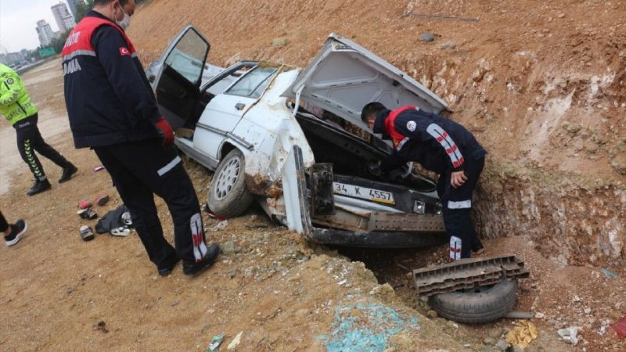 Adana'da otomobil devrildi: 5 yaralı