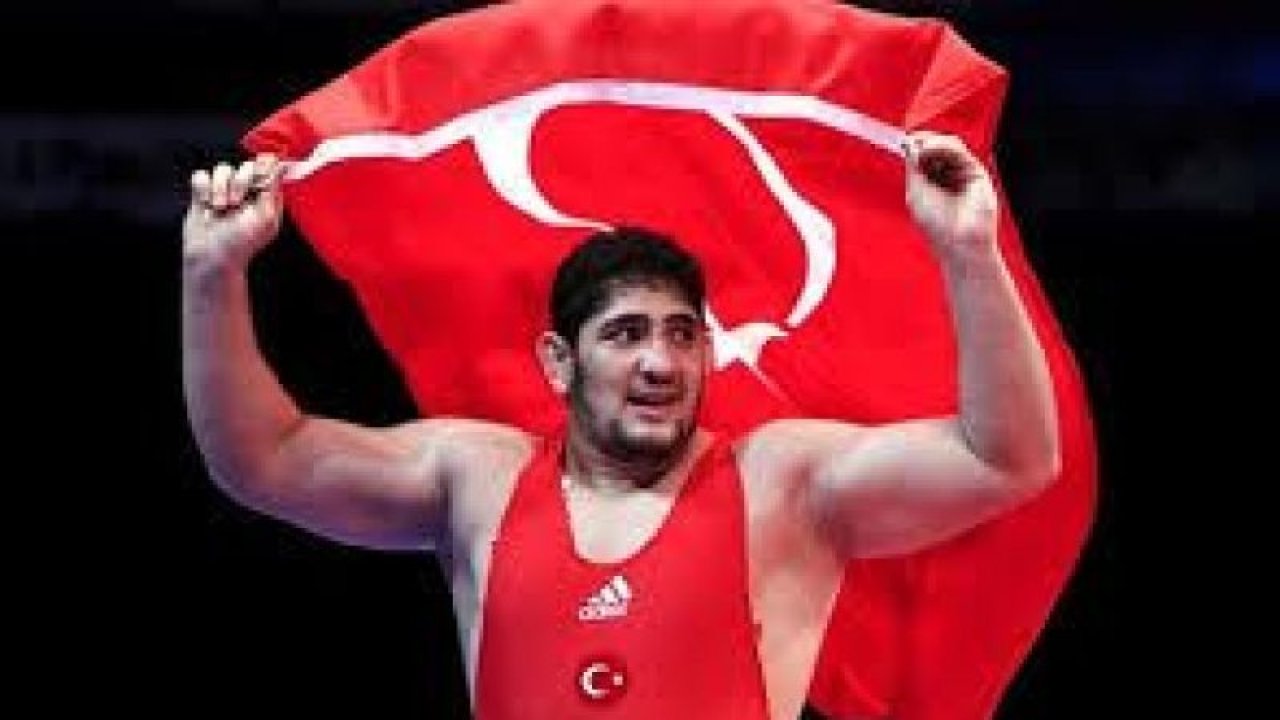 Milli güreşçi Osman Yıldırım, Dünya Kupası'nda gümüş madalya kazandı