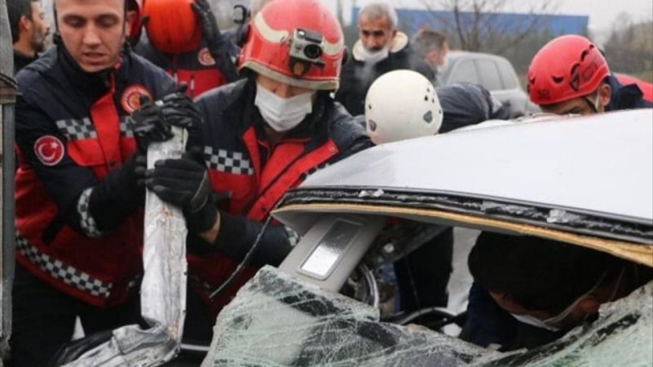 Sakarya'da otomobil tırın altına girdi: 3 yaralı
