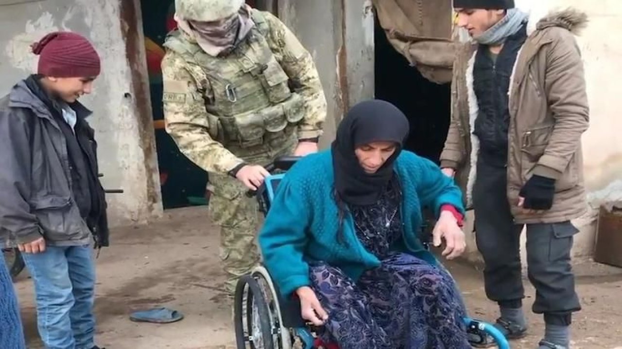 Mehmetçik, Barış Pınarı bölgesinde yaşlı kadına tekerlekli sandalye hediye etti
