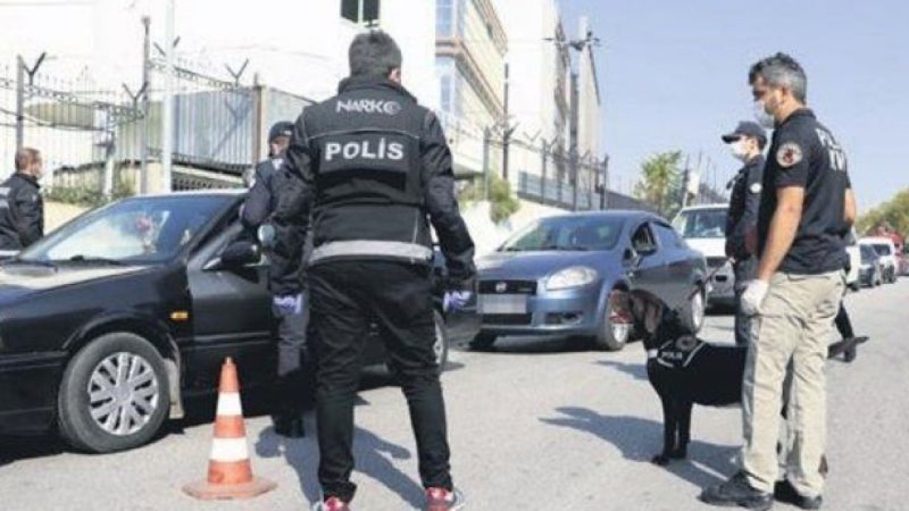 Polisler, ele geçirdikleri uyuşturucu paketleriyle "ohh ohh" yazarak Bakan Soylu'ya destek verdi