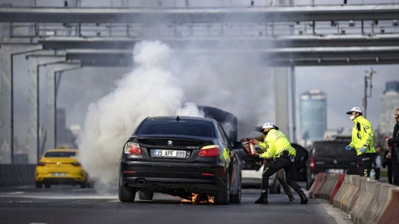 15 Temmuz Şehitler Köprüsü'nde yanan otomobil kullanılamaz hale geldi