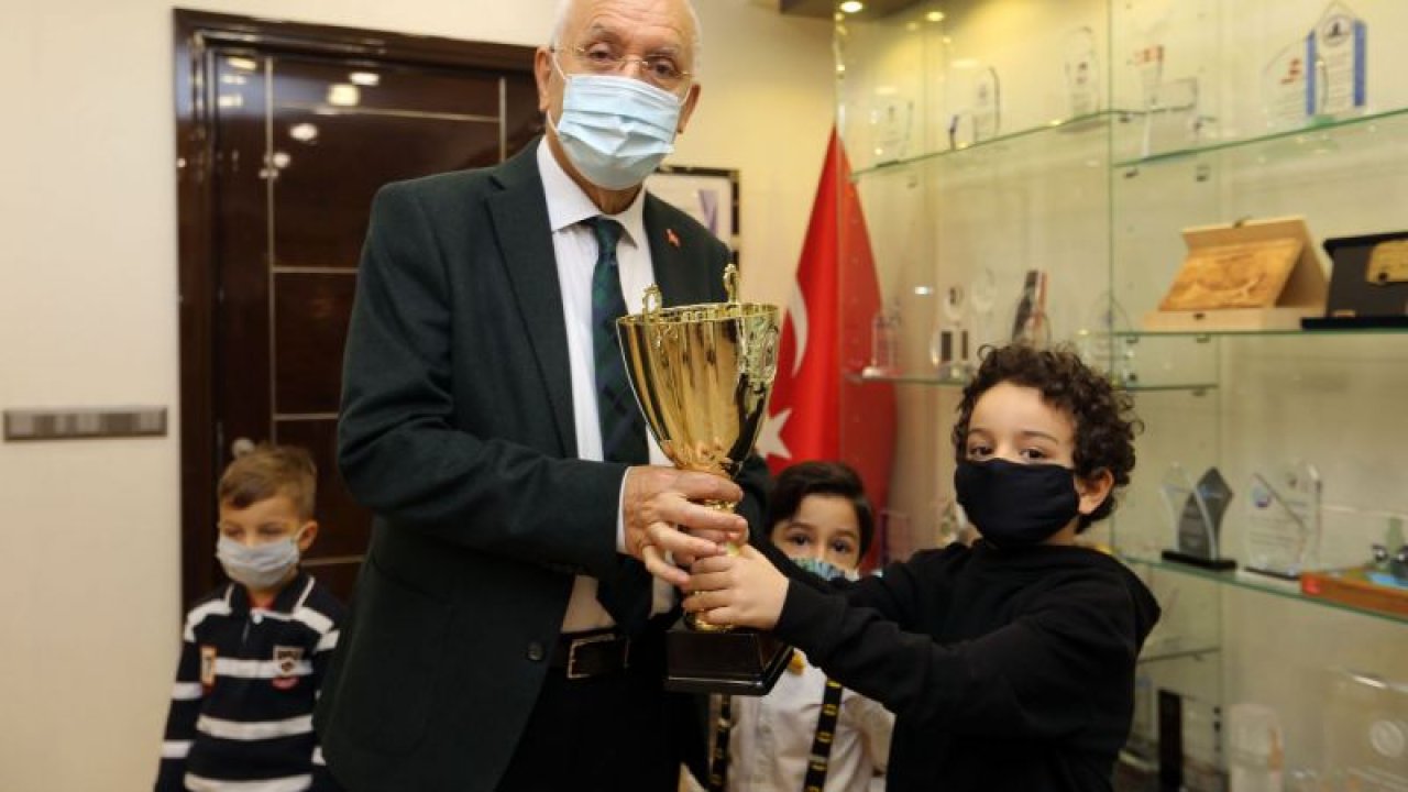 Ankara Yenimahalle'de maske tasarım yarışmasının galipleri ödüllerini aldı