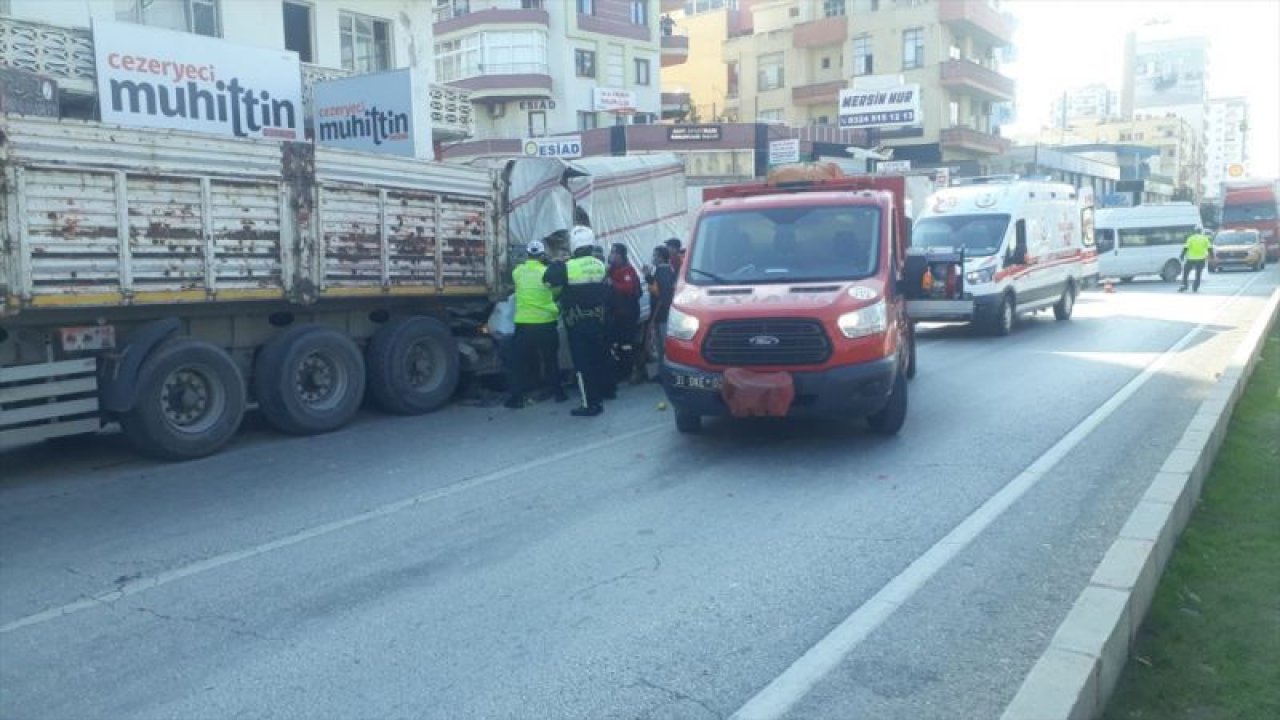 Mersin'de park halindeki tıra çarpan kamyonetin sürücüsü yaralandı