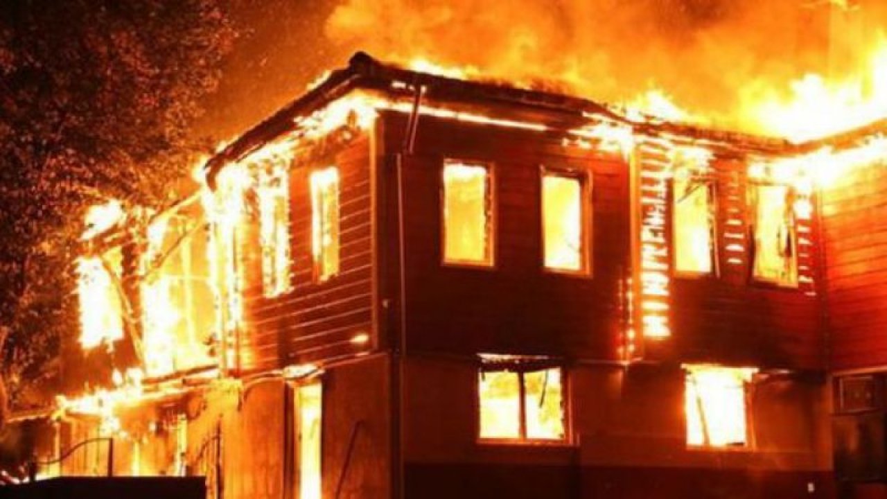Kastamonu'da 2 katlı ev yangında kullanılamaz hale geldi