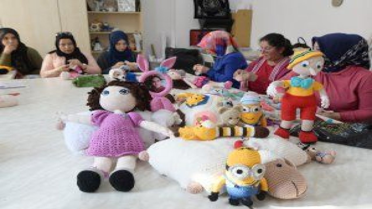 Mamak Belediyesi Aile Merkezleri'nce açılan oyuncak örgü bebek yapımı kursu, kadınlardan yoğun ilgi görüyor