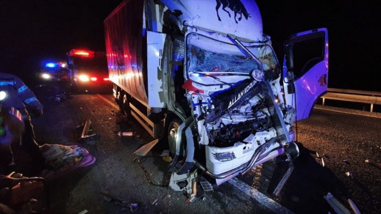 Bursa-Ankara kara yolunda kamyon ile çekici çarpıştı: 1 ölü, 1 yaralı