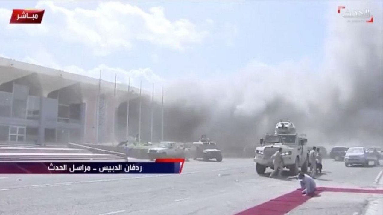 Yemen kabine üyeleri ülkeye ulaştığı sırada, Aden Havalimanı'nda üç patlama meydana geldi