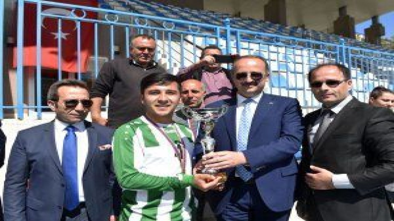 Mamak Belediyesi Türközü Şehir Stadı’nda düzenlenen okullar arası futbol turnuvasının şampiyonu belli oldu