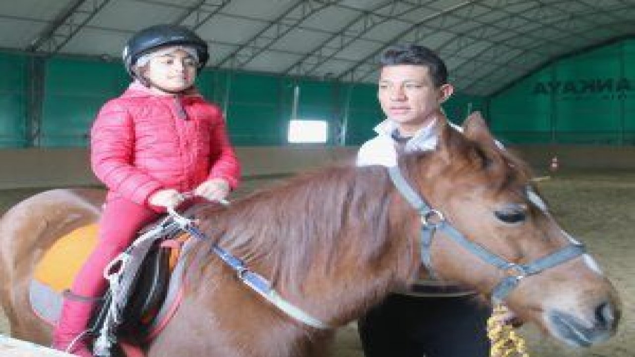 Çankaya Belediyesi Pony Park, minikleri ağırlamaya devam ediyor