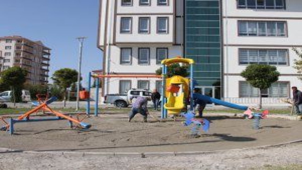 Yapımı Beypazarı Belediyesi BEY-BEL şirketi tarafından üstlenilen ilçe merkezindeki parklarda yenileme çalışması başladı