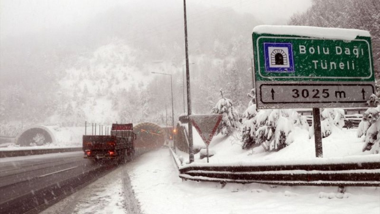 Bolu Dağı'nda yoğun kar yağışı etkisini sürdürüyor