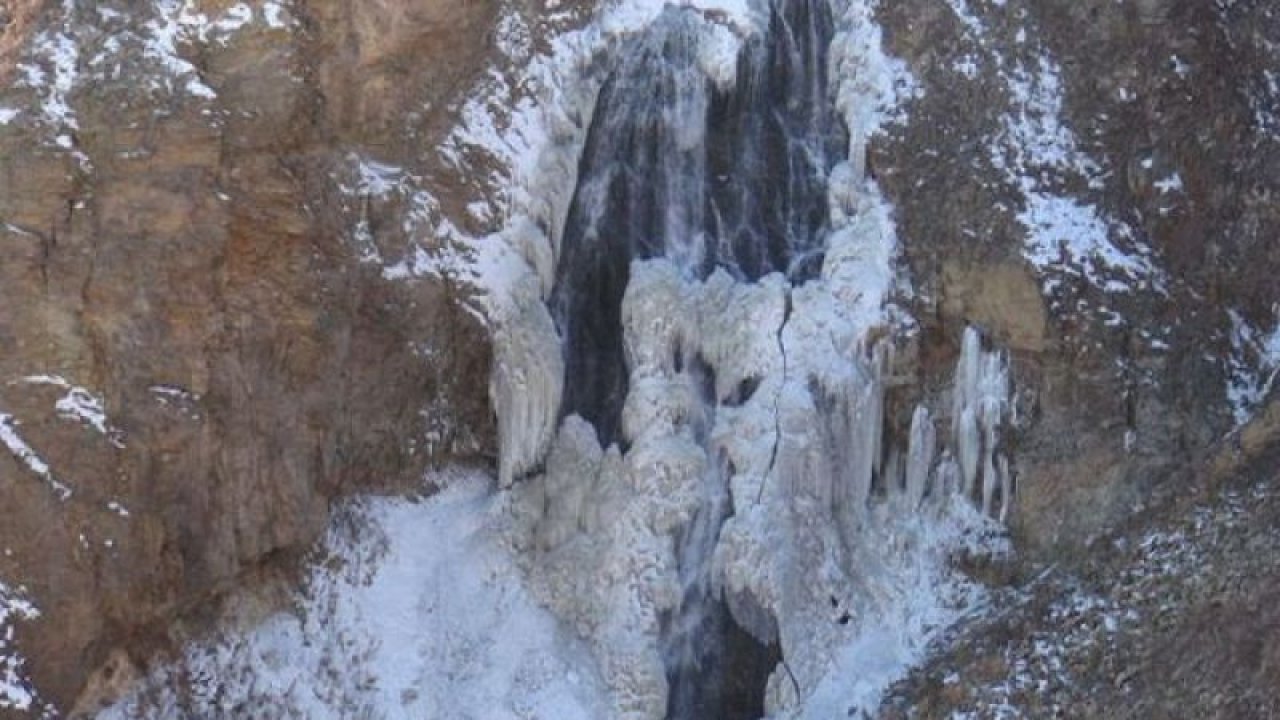 Kars'taki Susuz Şelalesi tamamen dondu