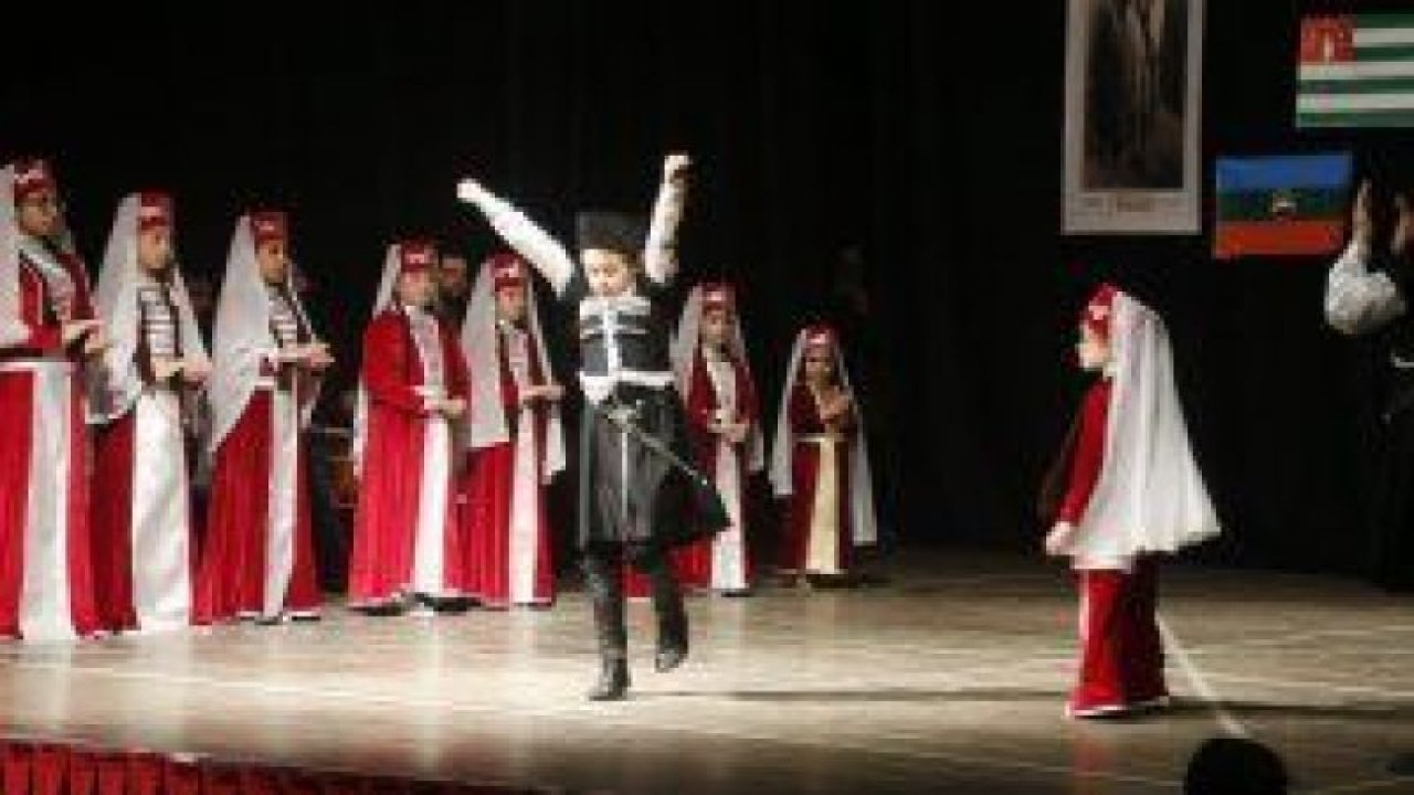 Gölbaşı'nda Kafkas Halk dansları gösterisi