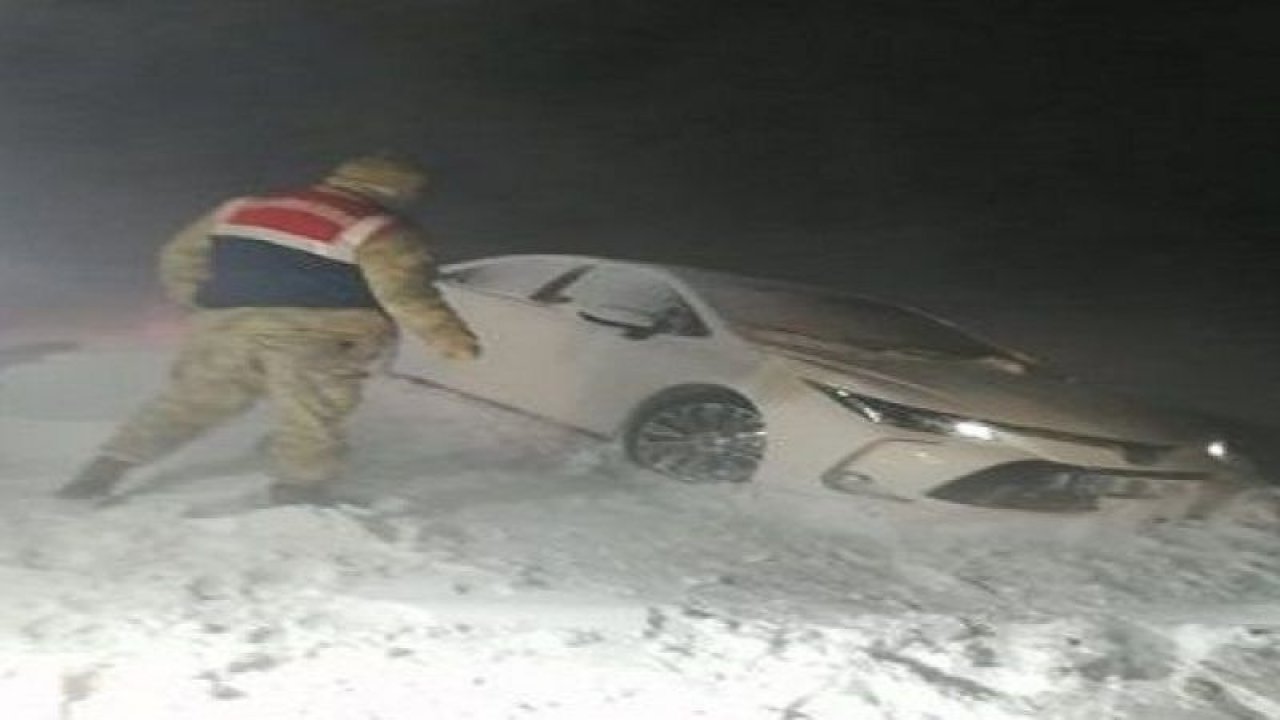 Sivas'ta tipide mahsur kalan 7 kişiyi karla mücadele ekipleri ve jandarma kurtardı