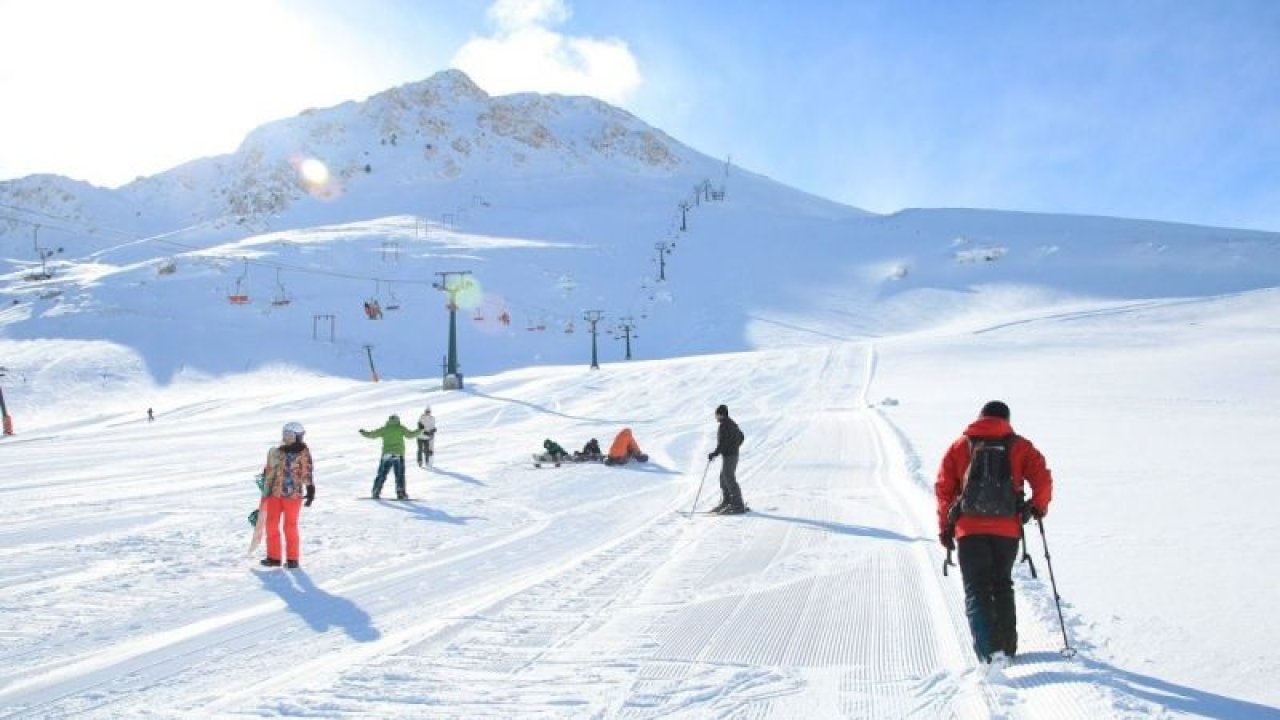 Kış Sezonunda Kayak Turizmi Devam Ediyor! "Turizmin başkenti" Antalya'da Kayak Merkezlerine Büyük Rağbet