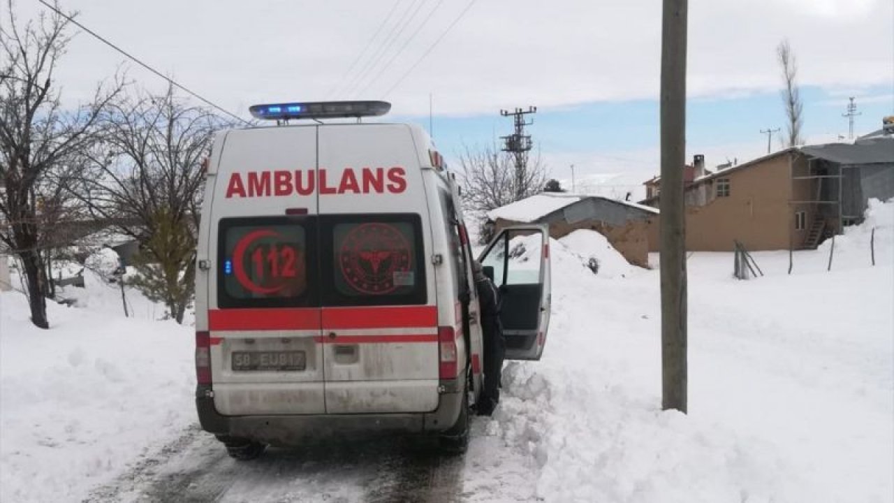 Sivas'ta 3 hasta, kardan yolları kapanan köylerinden ekiplerin çalışmasıyla hastaneye ulaştırıldı