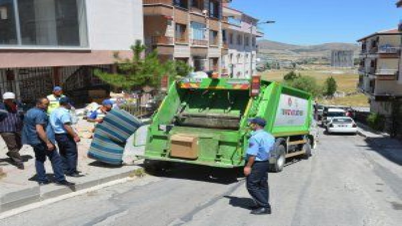 Keçiören'de bir apartman dairesinden iki kamyon dolusu çöp çıkarıldı