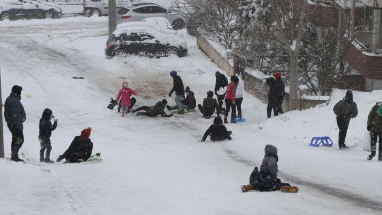 Kısıtlama'da sokakta kayak yapanların eğlencesi polisin sireniyle sona erdi