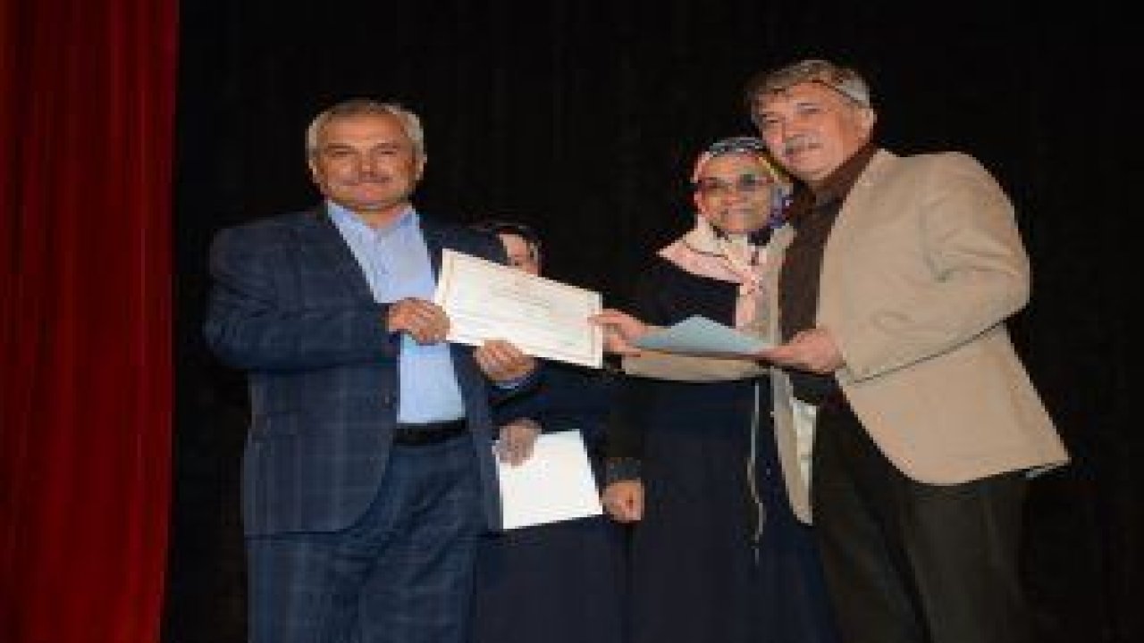 Pursaklar'da 38 ayrı okuma yazma kursuna katılan onlarca vatandaş sertifika aldı