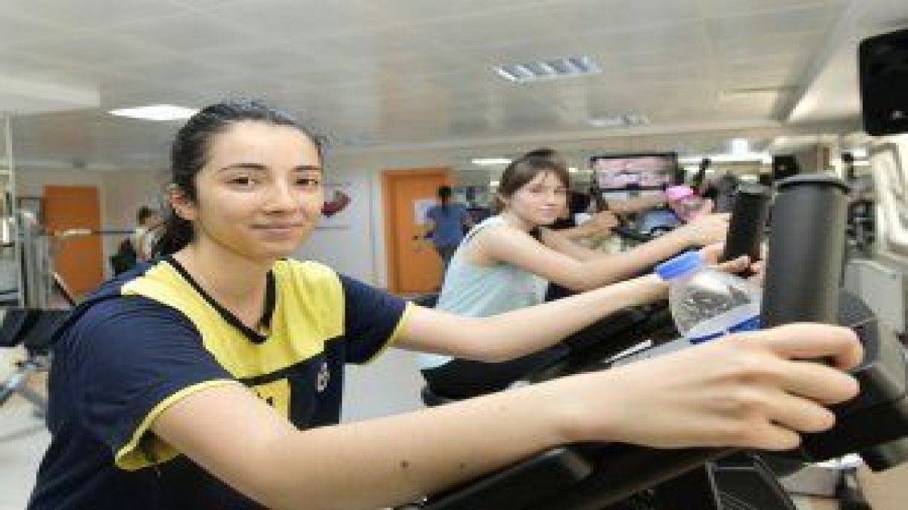 Mamak Belediyesi Spor Salonu’nda hizmete açtığı  fitness kursundan yüzlerce kadın faydalanıyor
