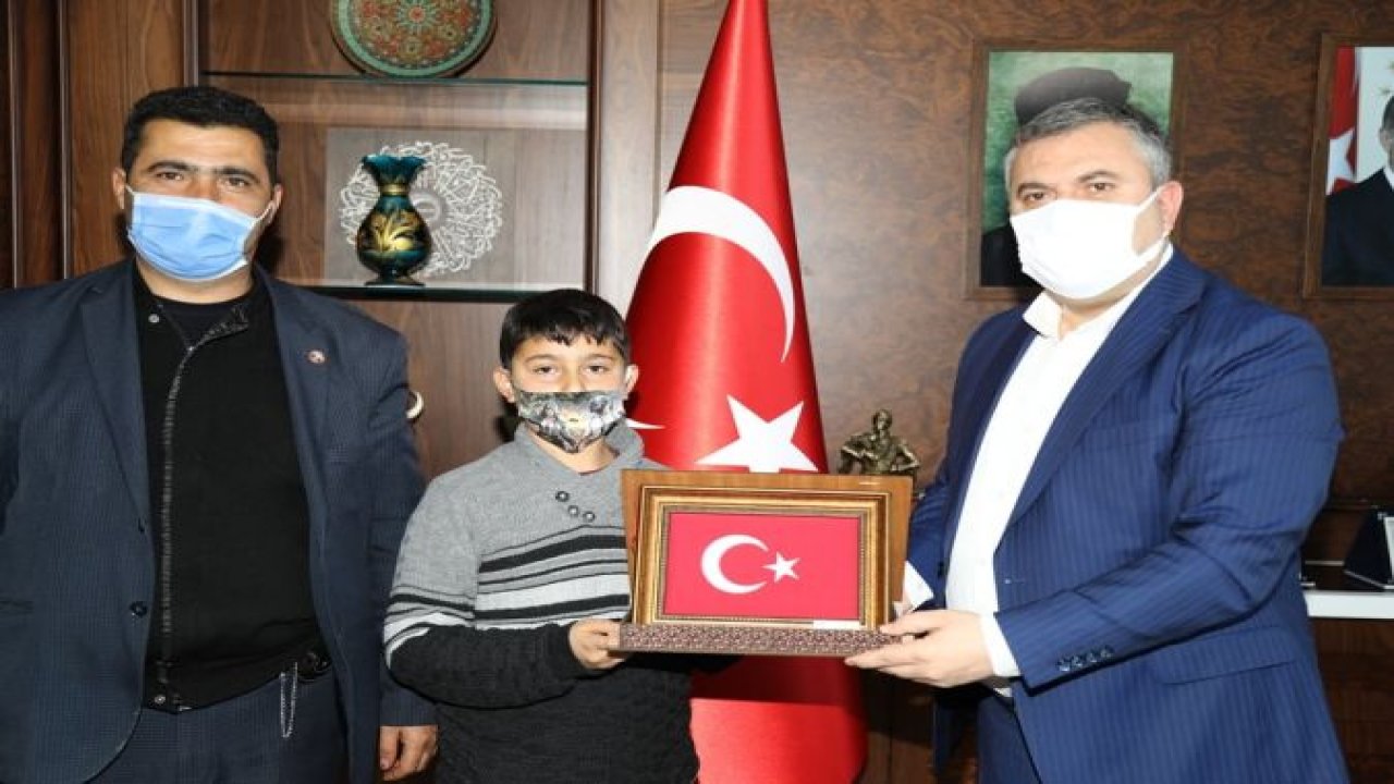 Belediye Başkanı Demirbaş, Salgın Döneminde Öğrendiği Kur'an'ı Hatmeden Öğrenciyi Ödüllendirdi!