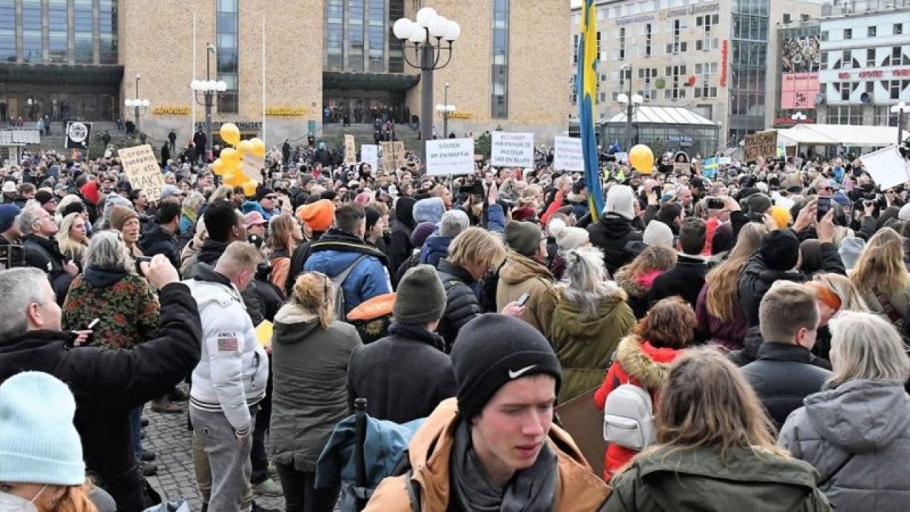 İsveç'te İlginç Protesto! Hafif Önlemlerin Kaldırılmasını İstediler!