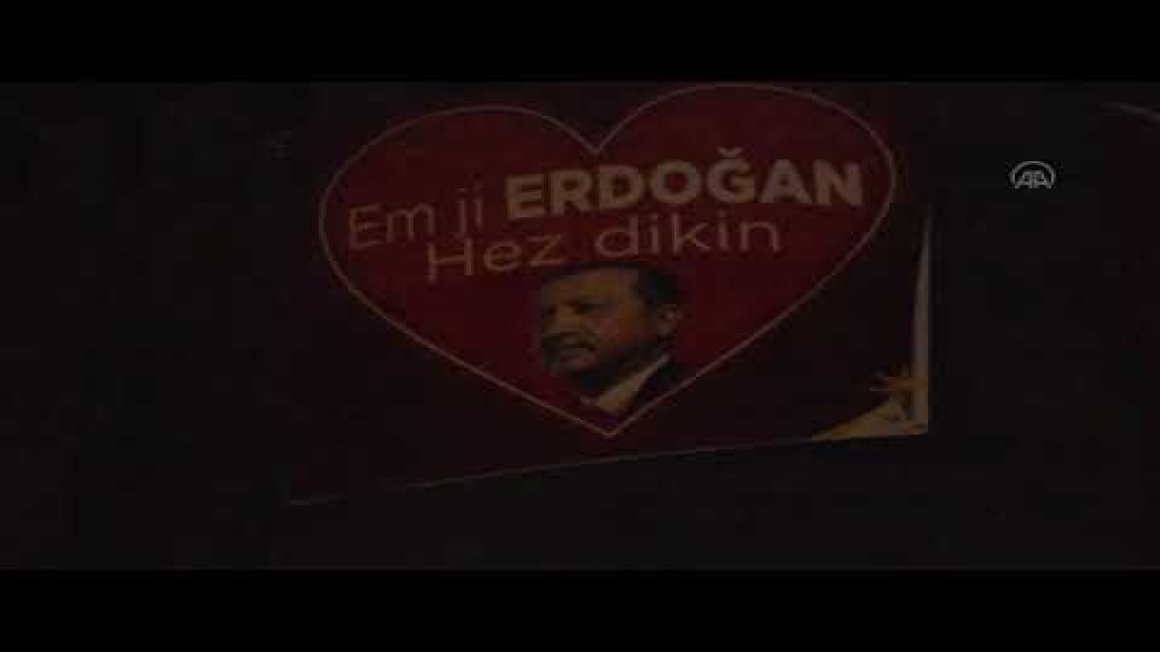 Diyarbakır Kalesi'ne Kürtçe "Biz Erdoğan'ı seviyoruz" pankartı asıldı
