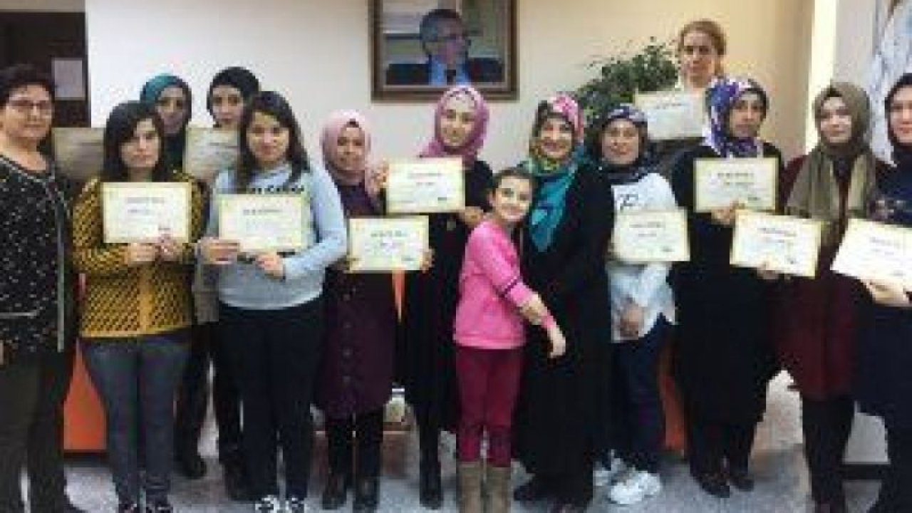 Pursaklar Belediyesi Hüma Sultan Hanım Evinde kursa katılan kadınlar sertifikalarını aldılar